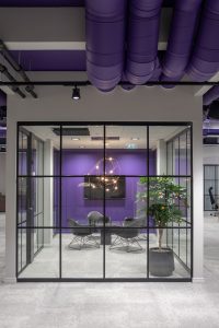 Toimisto, neuvotteluhuone, violetti